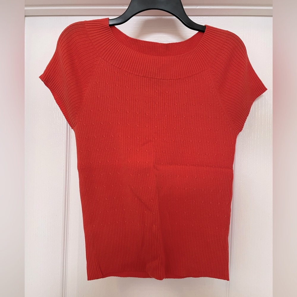 Jones Wear short sleeve light weight sweater top size Large- burnt orange